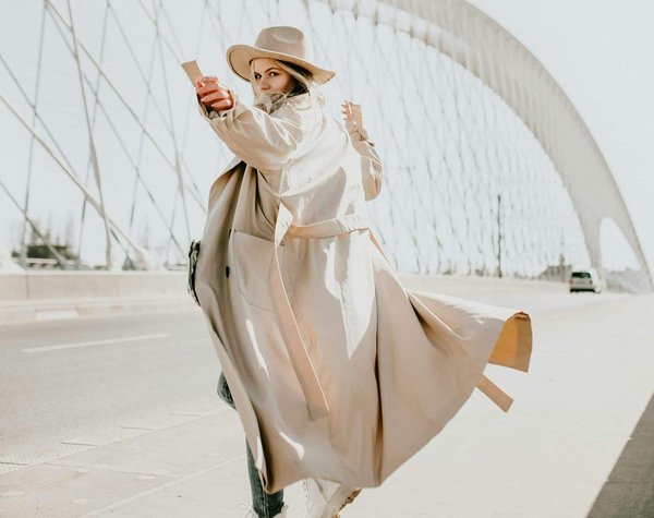 Comment porter des trenchs colorés sans compromettre une allure professionnelle?